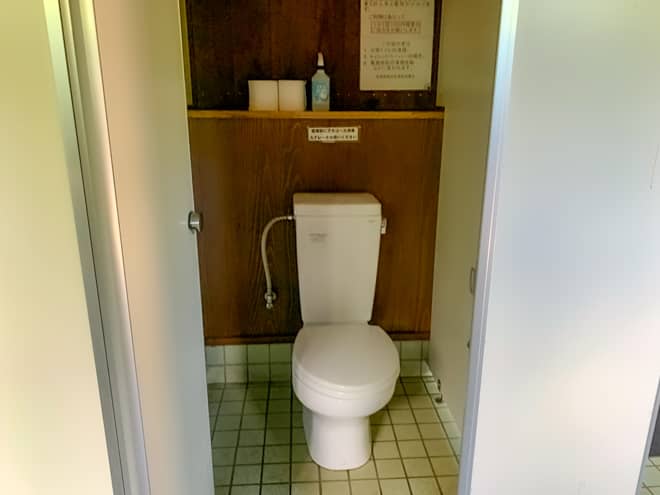 ウォシュレットや温水便座は無く