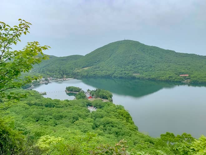 カルデラ湖である大沼（おの）を一望できる