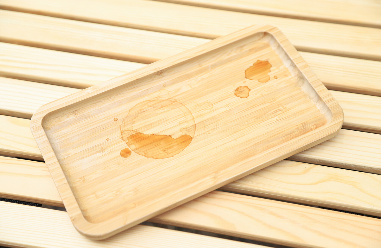 コーヒーで汚れたトレー