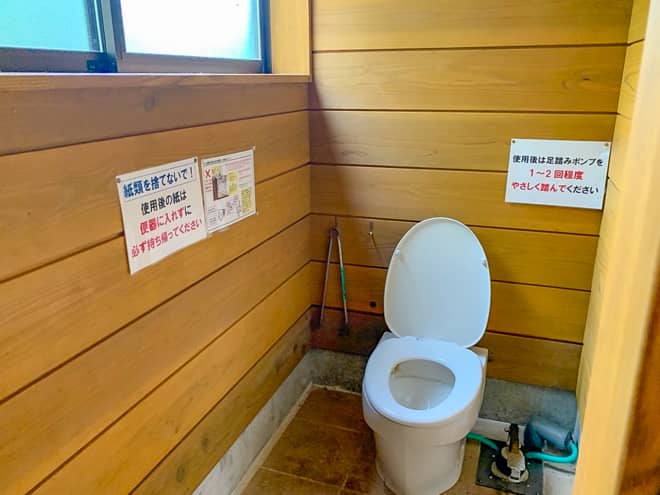 トイレも避難小屋の中にあり
