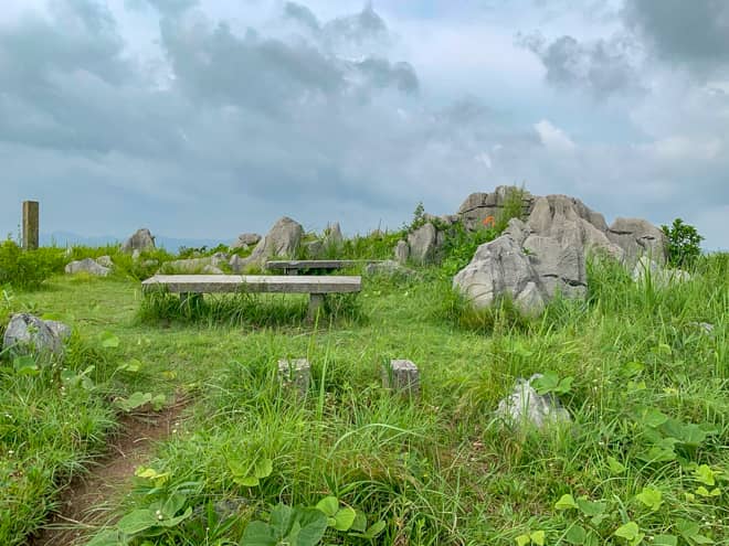 冠山にはベンチもあり、休憩するにはもってこいです
