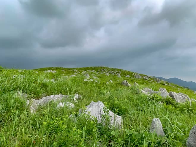 地獄谷手前の分岐から冠山へ続く道は本当に絶景