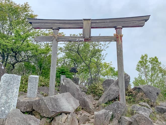 平坦な道のりを進むと左手に御黒檜大神の鳥居