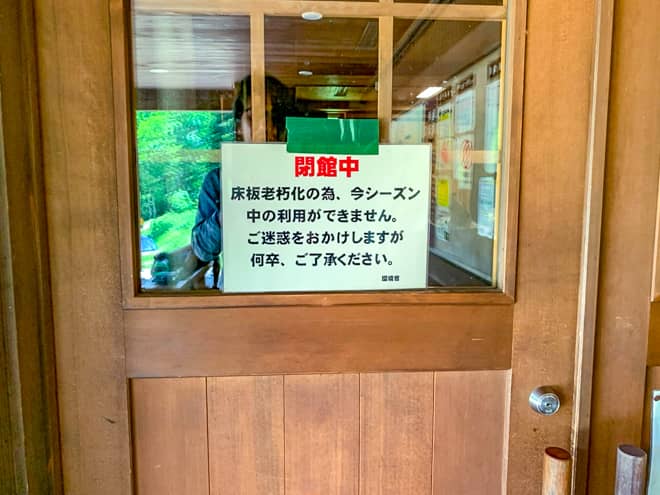 建物内にもベンチがあり