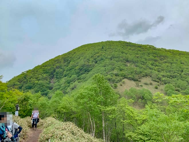 後ろを振り返ると黒檜山が見えます