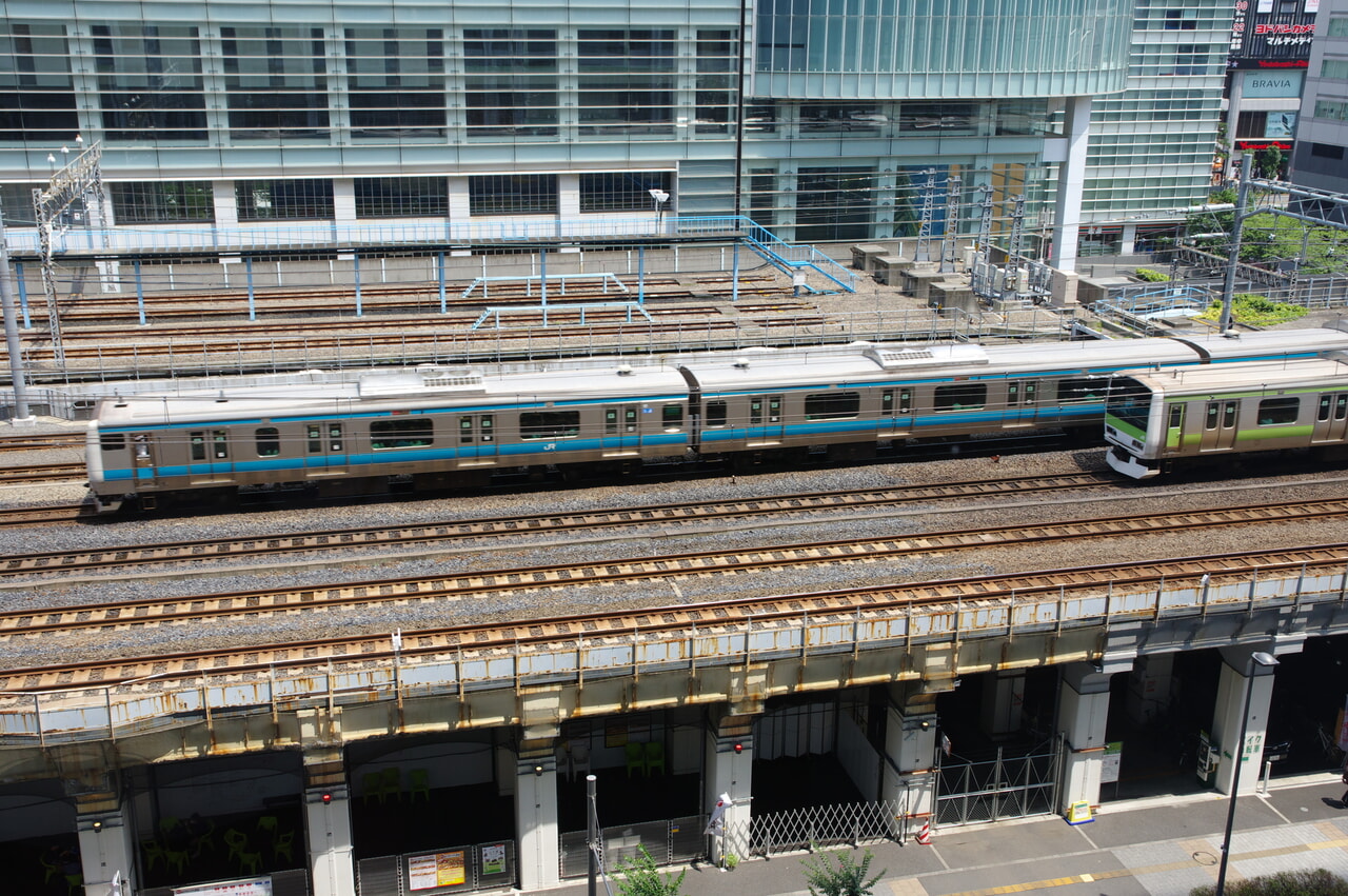 秋葉原付近を走行する京浜東北線と山手線