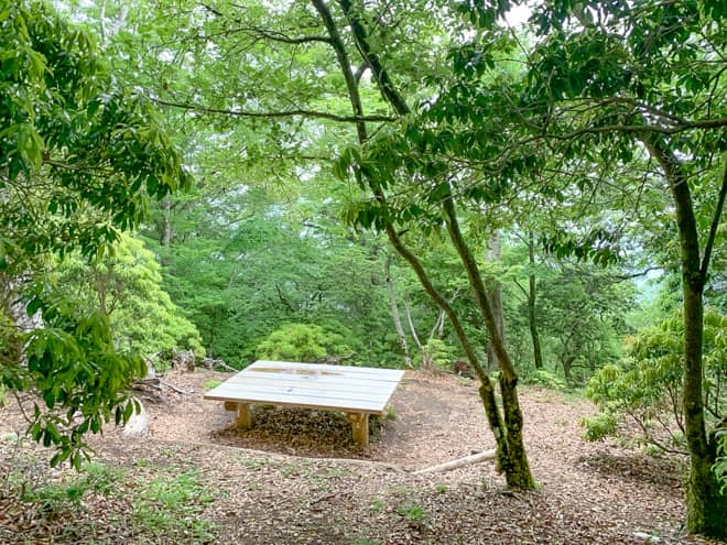 避難小屋の外には立派な休憩スポットもあります