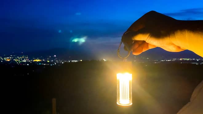 手でフックを持つ