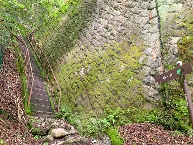 堰の脇に急な階段があるのこちらを登ります