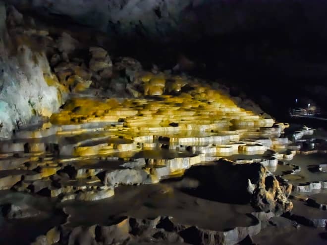 日本屈指の大鍾乳洞「秋芳洞（あきよしどう）」も観光できる
