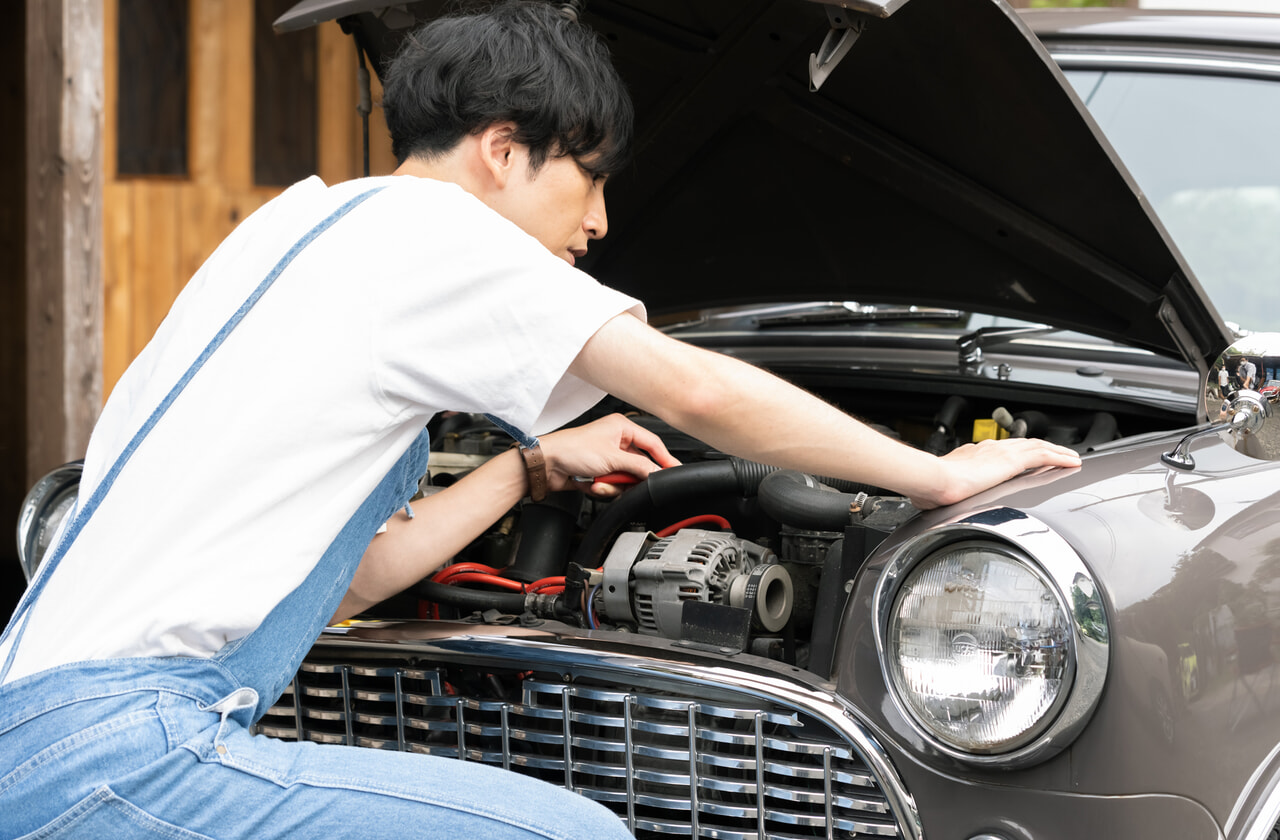 車の修理をする男性