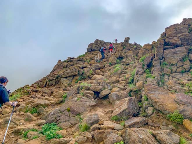 この先の岩場は、先ほどの岩場より更に急です