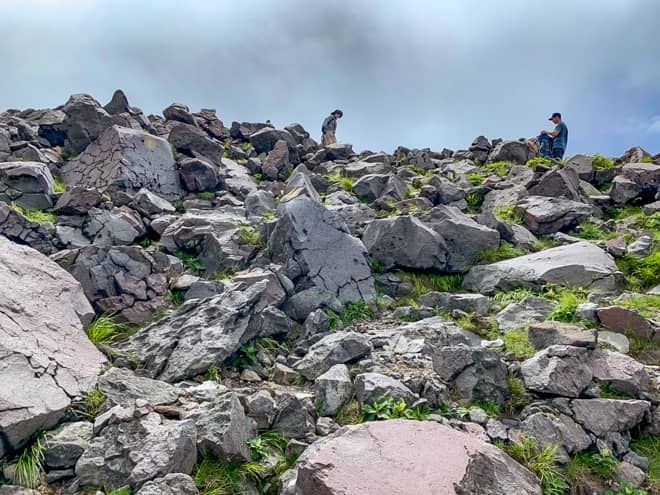 そうこうしているうちに茶臼岳の山頂が見えてきました