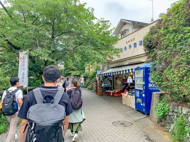 ケーブルカー清滝駅まで続く