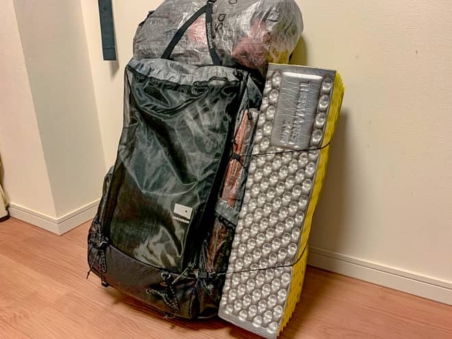 サイドポケットとストラップを