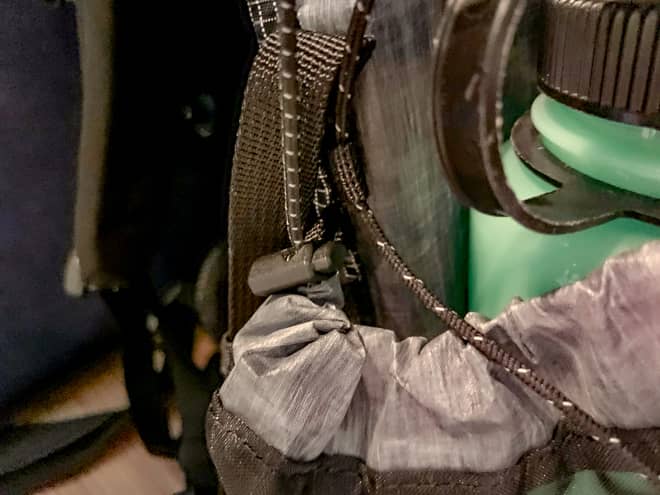 サイドポケットもストッパー付き