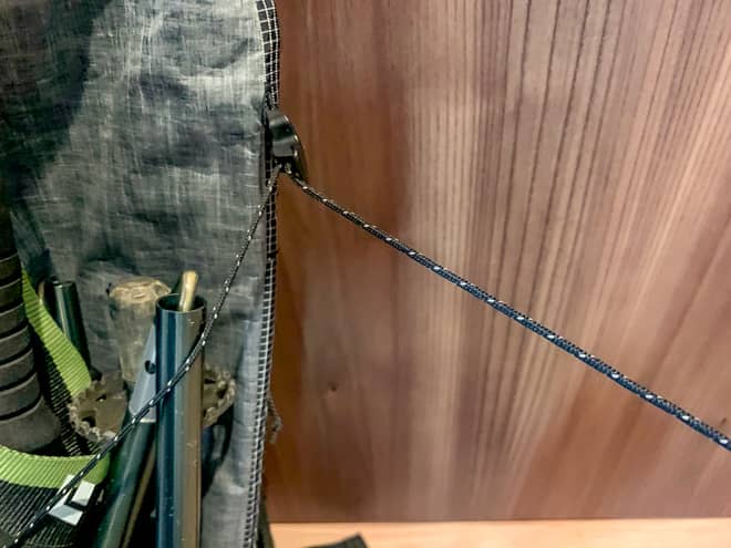 ストラップは両端から自由に締め付け