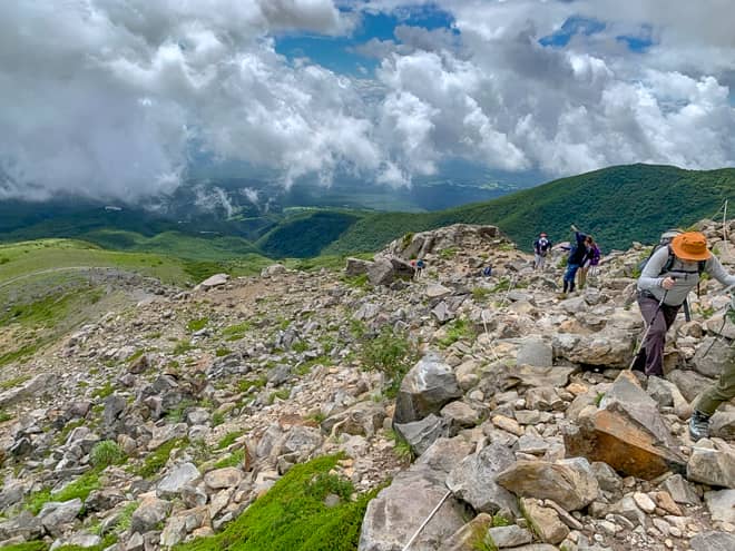 ロープウェイののある山頂駅までは