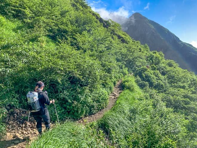 出だしは剣が峰を迂回するように脇道を進みます