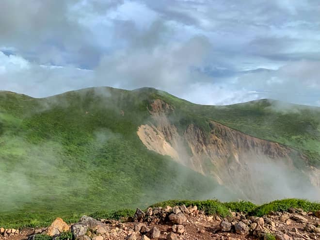 反対側に目を向けると爆裂火口を拝むことが出来ます