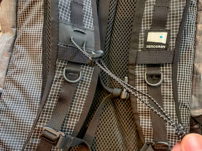 右側にだけストラップが付いていました