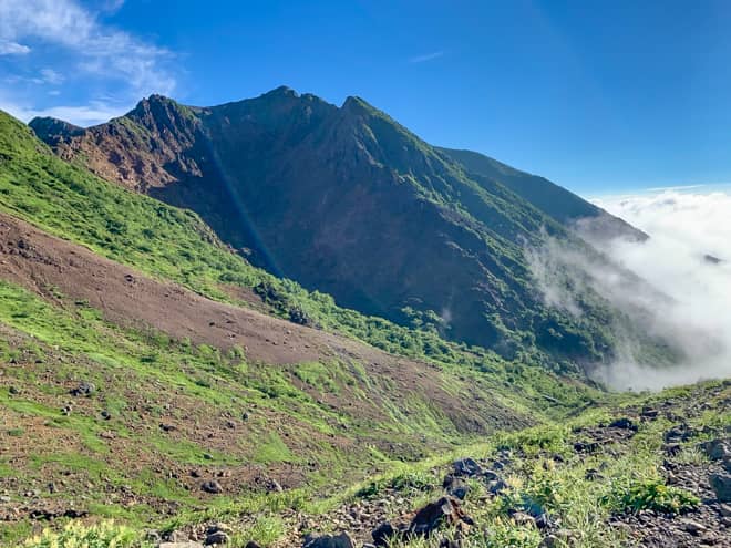 右手には朝日岳が見えます