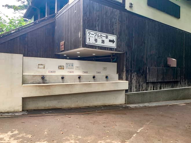 坂を登りきると、高尾山のメインロード