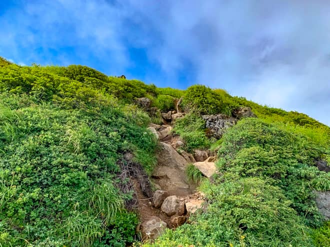 山頂が見えてきました。朝日岳はすぐそこです