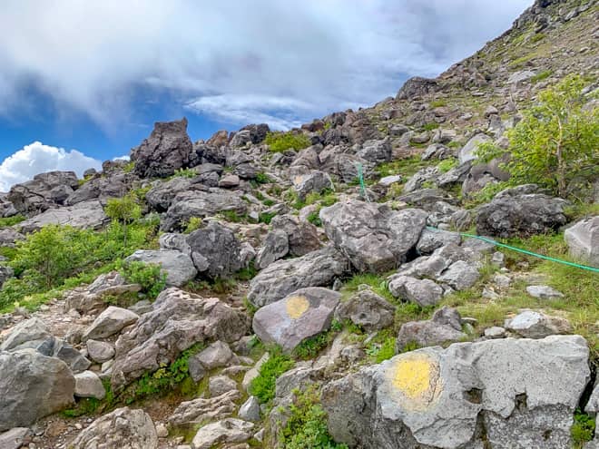山頂に近づくにつれ、岩が大きくなってきます