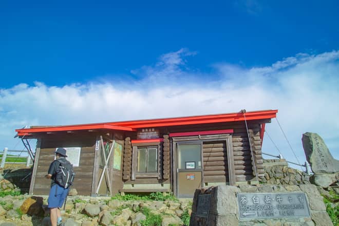 峰の茶屋跡避難小屋に到着です (2)