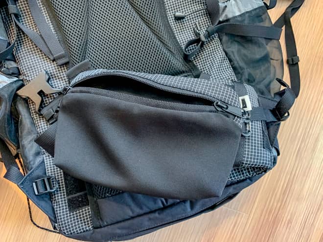 左側には取り外し可能なウエストベルトポーチが