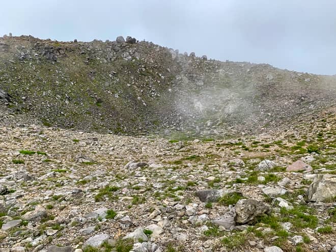 左手に見える窪地が火口部のようです