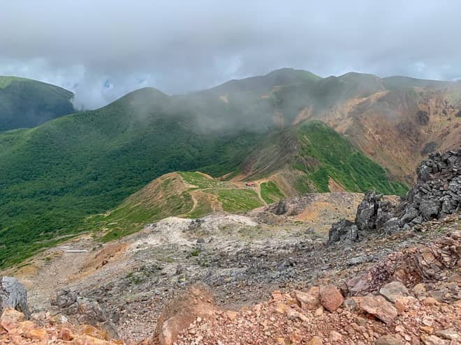 後ろを振り返ると遠くに峰の茶屋跡避難小屋