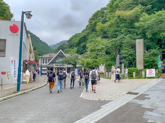 清滝駅までは大変賑やかで