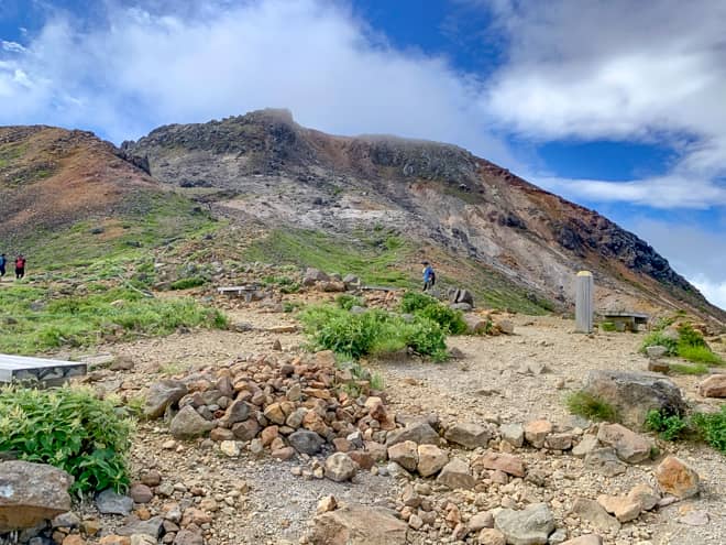 滑りやすい岩だらけの道のりですが