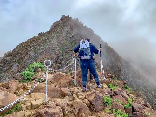 登りきると、目の前に朝日岳が立ちはだかります