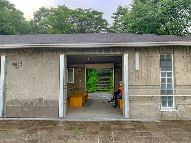 登山道はトイレをくぐった場所にあります