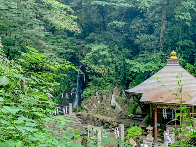 登山開始から約30分程度で琵琶滝に到着です