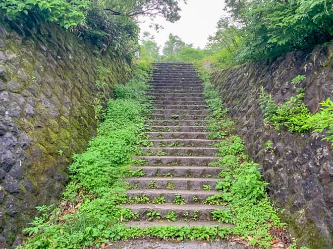 石段の風情のある階段を昇り