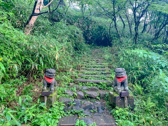 第一のチェックポイントである峰の茶屋跡避難小屋