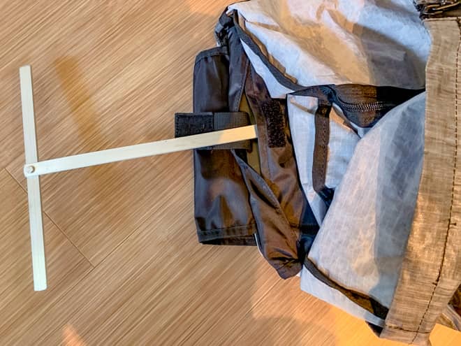 背面パットのほかに、アルミ製のT字型フレーム付き