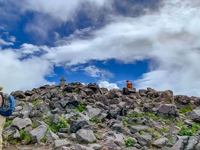 茶臼岳山頂は岩だらけですが思っていた以上に広大です