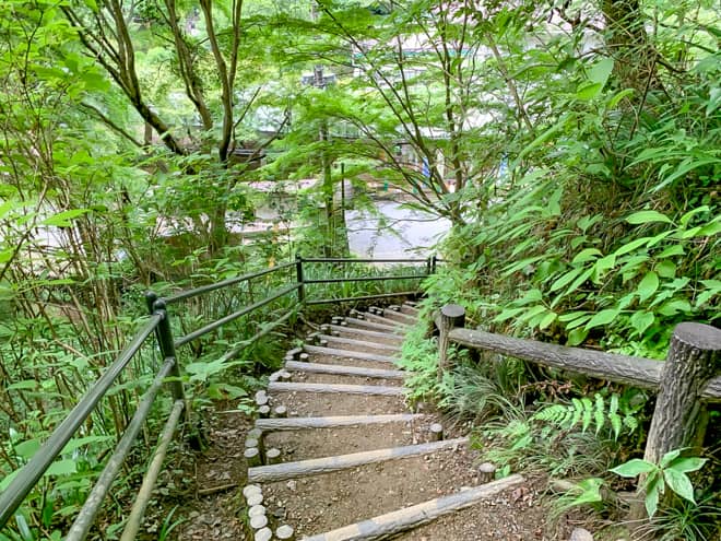 階段を降りると