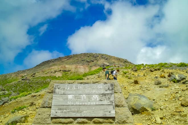 ロープウェイ山頂駅手前には那須岳の標識