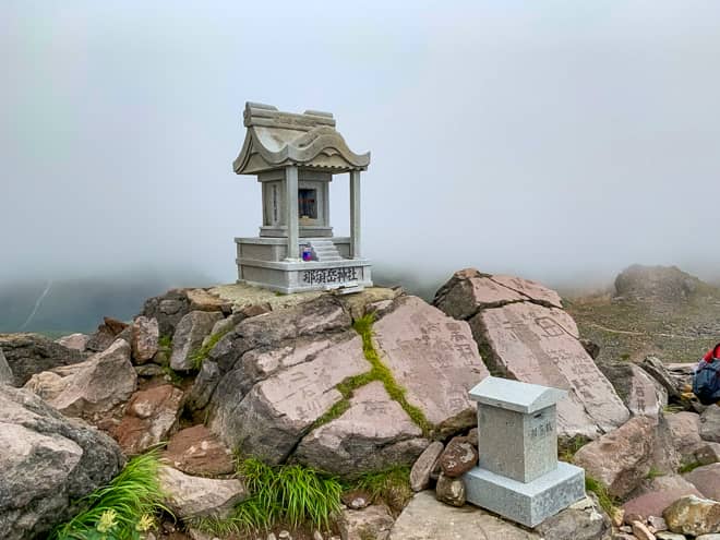 山頂の傍には那須嶽神社の奥宮である祠があります