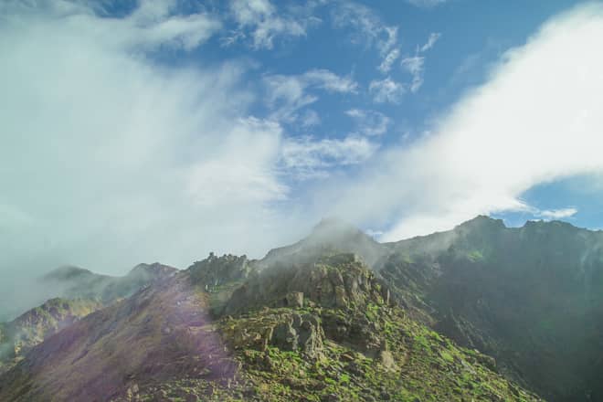 那須岳は火山特有の岩がゴロゴロとした荒々しい山容