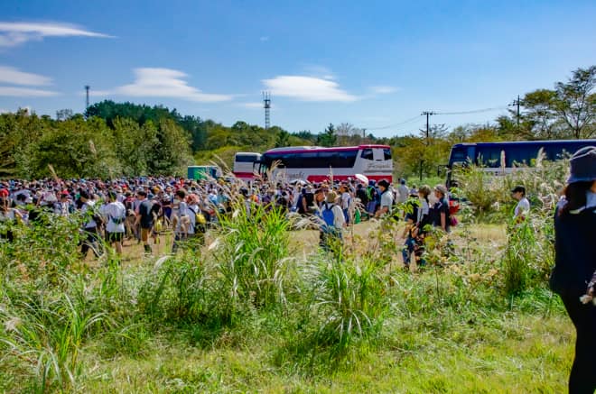 シャトルバスを利用すれば会場まで約10分ですが