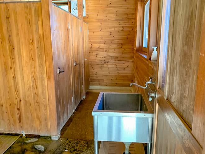 トイレットペーパーはゴミ箱へ