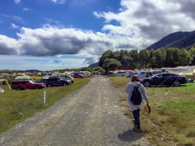 フェス会場へ行くにはシャトルバスを利用します