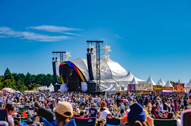 レインボーステージは芝生が広がる